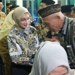 Wali Kota Kediri bersama wakilnya saat menyalami tokoh agama. Foto: Ist