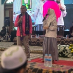 Dahlan Iskan dan Najwa, salah seorang santri Madrasah Bertaraf Internasional (MBI) Pondok Pesantrern Amanatul Ummah dalam acara Inspirasi Nasional  di Masjid Raya KH Abdul Chalim Pacet Mojokerto Jawa Timur, Selasa (12/5/2026). Foto: MMA/bangsaonline.com