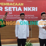 Tiga Napi Tipiter saat membaca ikrar setia NKRI di Lapas kelas IIA Kediri (foto: Muji Harjita/BANGSAONLINE.com)