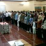 Ketua KPU Kota Batu saat melantik anggota PPK dan PPS se-Kota Batu di Hall Anthurium, Kusuma Agrowisata Hotel, Kota Batu, Rabu (20/7). foto: DIKMAN/ BANGSA?ONLINE