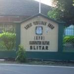 Pemkab Blitar meminjamkan salah satu assetnya karena kantor KPU di Kecamatan Garum ini tidak dilengkapi gudang logistik. (Try Susanto/BANGSAONLINE)