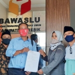 Tim Hukum dan Advokasi Paslon Niat saat laporkan Ketua AKD Gresik Nurul Yatim ke Bawaslu. foto: ist.