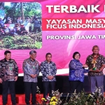 Menteri LHK, Siti Nurbaya Bakar, saat menyerahkan penghargaan kepada Ketua Yayasan Masyarakat Ficus Indonesia Kediri, Ari Purnomo Adi. Foto: Ist