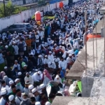 Suasana jamaah yang membludak di sepanjang jalan menuju lokasi acara Haul Habib Sholeh Tanggul Jember ke-44 tahun 2020. 