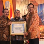 Dari kiri-Gubernur Jawa Timur Soekarwo, Gubernur Jawa Barat Ahmad Heryawan serta Gubernur DIY Sultan Hamengku Buwono IX saat berfoto bersama sambil memegang sebuah piagam penghargaan. 