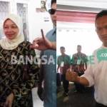 Calon bupati Haryanti usai mencoblos bersama suaminya Sutrisno. Sementara Ari Purnomo Adi usai mencoblos di TPS 11 Desa Tawang Kecamatan Wates. foto: arif kurniawan/ BANGSAONLINE