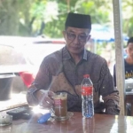 Bupati Pamekasan, saat menyeduh kopi di sebuah warung.