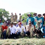 Bupati Novi dan Wabup Marhaen bersama petani saat panen raya brambang di Desa Mojorembun, Rejoso. foto: BAMBANG/ BANGSAONLINE