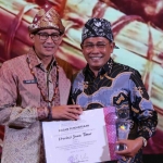 Kepala Dinas Kebudayaan dan Pariwisata Jawa Timur, Hudiyono, saat menerima penghargaan dari Menteri Pariwisata dan Ekonomi Kreatif, Sandiaga Salahudin Uno.