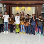 Ketua Komisi II DPRD Gresik Wongso Negoro (tujuh dari kiri) bersama anggota saat studi banding di  DPRD Lumajang. Foto: Ist.