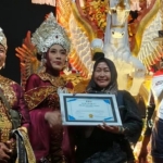 Perwakilan dari Marwah Group saat menerima sertifikat dari panitia Sekoto Karnaval 2025). (Ist). 
