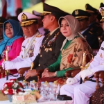 Pangkoarmada II Laksda TNI Mintoro Yulianto, S.Sos., M.Si. (tiga dari kiri) saat menghadiri upacara peringatan Hari Ulang Tahun ke-74 Tentara Nasional Indonesia tahun 2019.