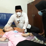 JAMIN BIAYA PENGOBATAN: Wabup Sidoarjo Subandi saat menjenguk penderita hidrosefalus, Rasya Rizki Aisyah, di Desa Tenggulunan Kecamatan Candi, Rabu (3/11/2021). Foto: Kominfo Sidoarjo