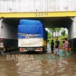 Tanggul kali porong di dusun Gempoljoyo kecamatan Gempol yang bocor membuat jalanan tergenang. foto: HABIBIE/ BANGSAONLINE