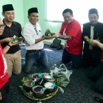 Barisan Kebangsaan dan GP Ansor Jatim makan bubur bareng di kantor PW GP Ansor Jatim. Kedatangan Barisan Kebangsaan itu sebagai ungkapan simpati dan dukungan moral kepada Ansor dan Banser. foto: DIDI ROSADI/ BANGSAONLINE