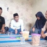 Wakil Bupati Mojokerto, Muhammad Al Barra atau yang akrab disapa Gus Barra, saat mengunjungi keluarga siswi SMPN 1 Kemlagi yang jadi korban pembunuhan.