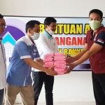 Perwakilan Rumah Rakyat Pamekasan saat menyerahkan bantuan APD berupa baju Hazmat kepada DPD PPNI Pamekasan. 