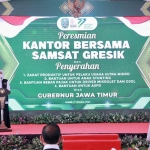 Gubernur Jawa Timur, Khofifah Indar Parawansa, saat meresmikan Gedung Baru Kantor Bersama Samsat Gresik.