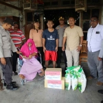 Siti dan keluarganya saat menerima bantuan dari Kapolres Madiun, AKBP Anton Prasetyo.