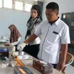 Pegawai laboratorium Metrologi Legal sedang melakukan aktivitasnya.