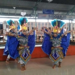 Aksi para penari cilik di Stasiun Sidoarjo.