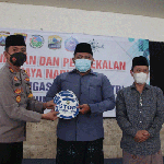 Kapolres Kediri Kota AKBP Eko Prasetyo saat menyerahkan sticker "Stop Narkoba" kepada salah satu pengasuh Pondok Pesantren Lirboyo disaksikan oleh Ketua PCNU Kota Kediri, KH. Abu Bakar Abdul Djalil/Gus Ab (kanan). foto: ist.