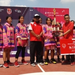 SELAMAT: Juara pertama putri SBC 2020, SMPN 3 Waru menerima piala dan uang pembinaan, Kamis (16/1). foto: MUSTAIN/ BANGSAONLINE