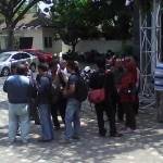 Para wali murid SMKN 1 Tulungagung saat geruduk gedung dewan. (foto: zuli purwanto/BANGSAONLINE)