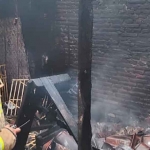 Petugas saat memadamkan kobaran api yang menghanguskan 2 rumah di Kabupaten Pasuruan.