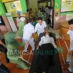 Salah satu santri Pondok Pesantren Al-Ikhlas Putri Bahrul Ulum Tambakberas, Kecamatan Jombang korban keracunan asap fogging saat dilarikan ke RSUD Jombang beberapa waktu lalu. foto: RONY S/ BANGSAONLINE