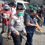 Suasana penyemprotan disinfektan di Pasar Kepulungan.