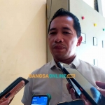 Kasatreskrim Polres Sampang, AKP Sukaca, saat memberi keterangan kepada awak media. Foto: MUTAMMIM/BANGSAONLINE