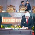 Gubernur Khofifah saat pengesahan Raperda RPJMD Jatim 2025-2029.