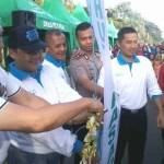 Wali Kota Malang, HM. Anton bersama Forkompimda saat menggunting pita dalam rangka launching Gemarikan dan Hari Jadi Pasar Tani ke I di Rampal Malang. foto: iwan irawan/ BANGSAONLINE