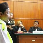 Misnawi ketika mendengarkan putusan dari hakim. Foto:nur faishal/BANGSAONLINE