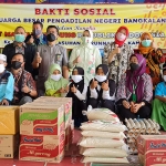 Sambut HUT Ke-76 Mahkamah Agung (MA), Pengadilan Negeri (PN) Bangkalan bersama Dharmayukti Kartini menyerahkan bantuan sosial (bansos) kepada Yayasan Panti Asuhan Darunnajah dan masyarakat terdampak pandemi Covid-19, Rabu (18/8/2021). (foto: ist)