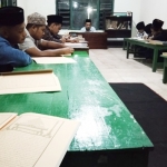 Para santri sedang mengaji kitab usai Salat Tarawih setiap bulan Ramadan.