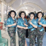 Para Waranggono kompak foto berpose dua jari sebagai bentuk dukungan terhadap Khofifah-Emil dalam Pilgub Jatim 2024