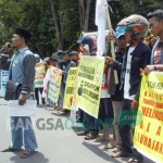 Demo LSM Gempar mendesak proses hukum pasir besi dilanjutkan.