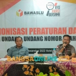 Komisioner Bawaslu Sampang, Suhariyanto, saat memberi pemaparan. Foto: MUTAMMIM/BANGSAONLINE