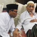 Dr KH Fadlolan Musyafak (kiri) bersama KH Maimoen Zubair (Mbah Moen) saat masih hidup. foto: istimewa