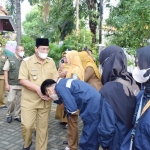 Wabup Rouf menyalami para petugas vaksin saat memberangkatkan mereka di halaman Kantor Disnakeswan Lamongan.