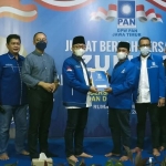 Ketua DPD PAN Gresik Faqih Usman (empat dari kanan) ketika menerima SK dari Ketum DPP PAN Zulkifli Hasyim, beberapa waktu lalu. foto: ist.
