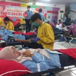 Para petugas PMI saat melakukan proses donor darah.