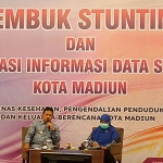 Wali Kota Madiun, Maidi, didampingi Kepala Dinas Kesehatan, Pengendalian Penduduk dan Keluarga Berencana Kota Madiun, Denik Wuryani, saat memimpin rembuk stunting.