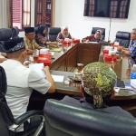 Rapat dengar pendapat (RDP) yang digelar Komisi B membahas nasib Pasar Besar Malang dan Alun-Alun Mall Ramayana, Jumat (07/02). foto: IWAN IRAWAN/ BANGSAONLINE