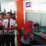 Staf Ahli Menteri Perhubungan Chris Kuntadi saat melakukan kunjungan ke Stasiun Blitar, Rabu (20/12). foto: AKINA/ BANGSAONLINE