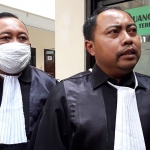 Penasihat Hukum terdakwa Supadi, Prayogo Laksono, S.H., M.H., dan Rekan usai sidang. (foto: MUJI/ BANGSAONLINE)