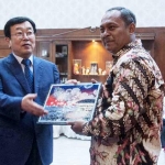  Wali Kota Busan, Suh Byung-Soo dan Sekkota Surabaya, Hendro Gunawan.