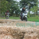 Longsor di jalan poros Kecamatan Senori menuju Singgahan yang semakin parah. foto: SUWANDI/ BANGSAONLINE